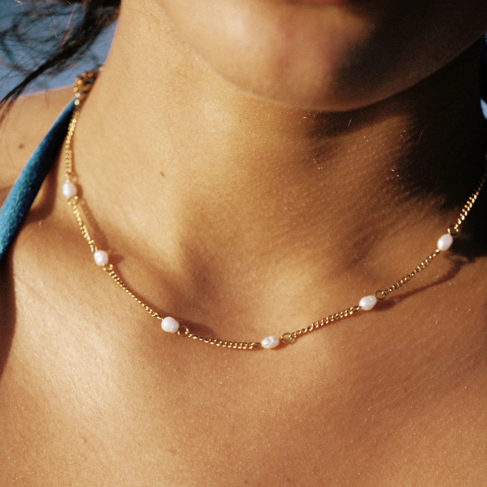 Dainty Gold Pearl Choker - detail view
