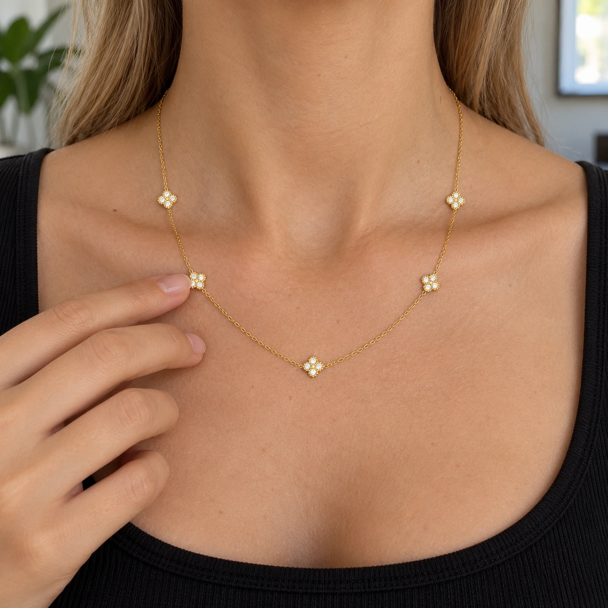 Lucy Clover Necklace — use view