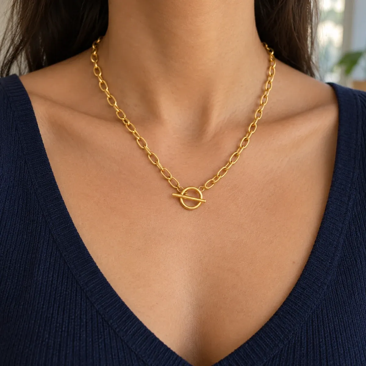 Paperclip Toggle Choker Gold - use view