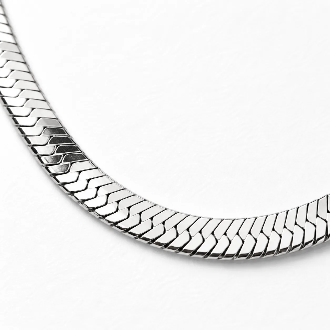 Close view of the flat interlocking herringbone links