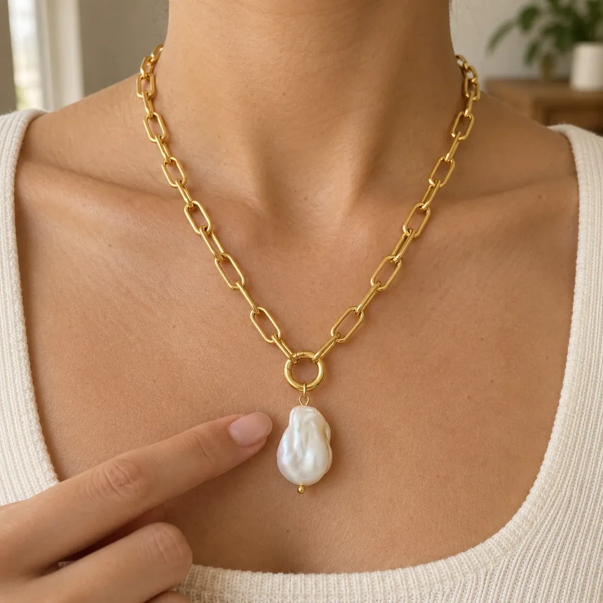 Portofino Necklace Gold - use view