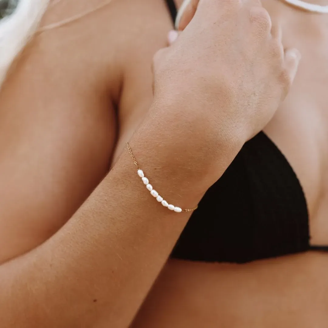 Mini Freshwater Pearl Bracelet Gold - use view