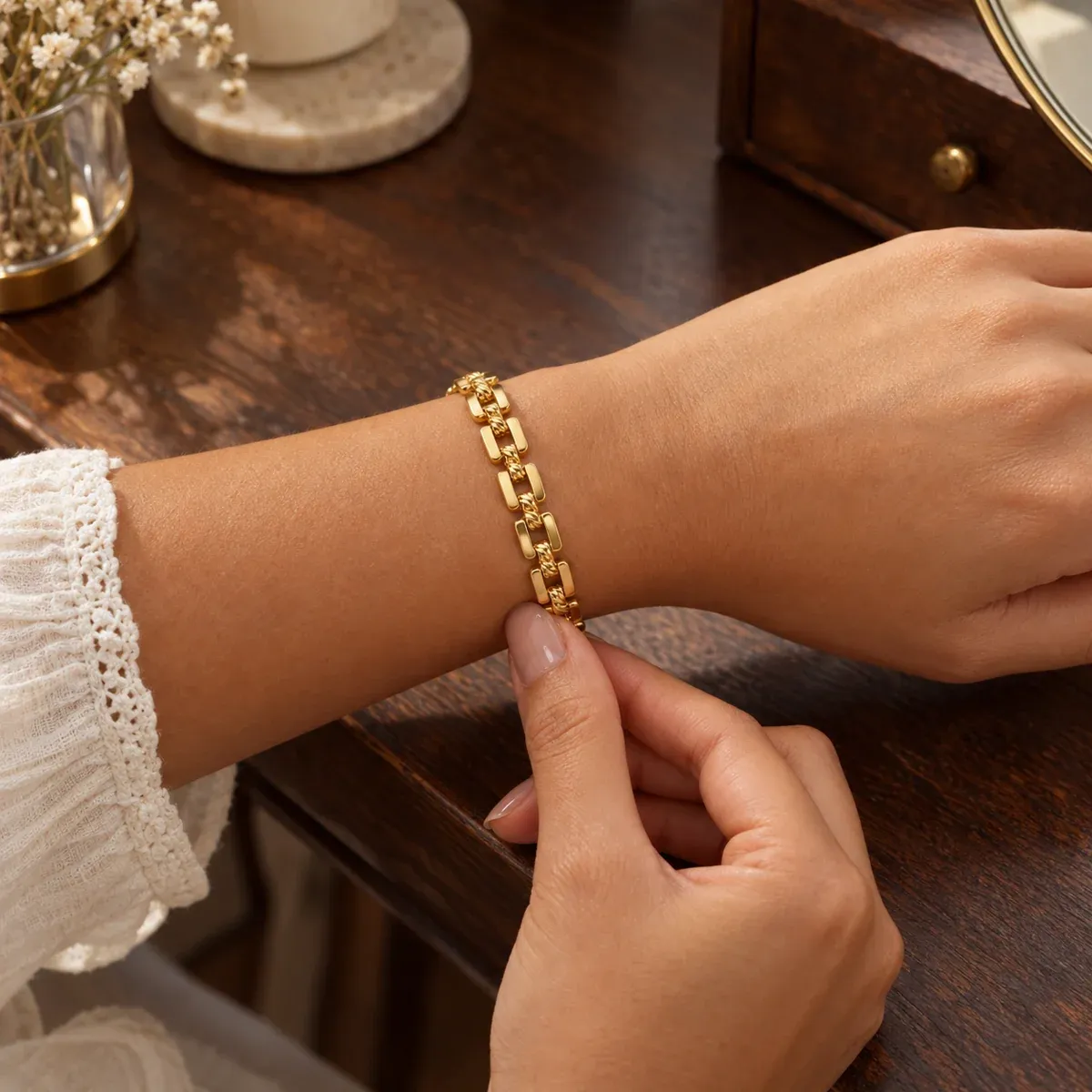 Link Bracelet Gold - use