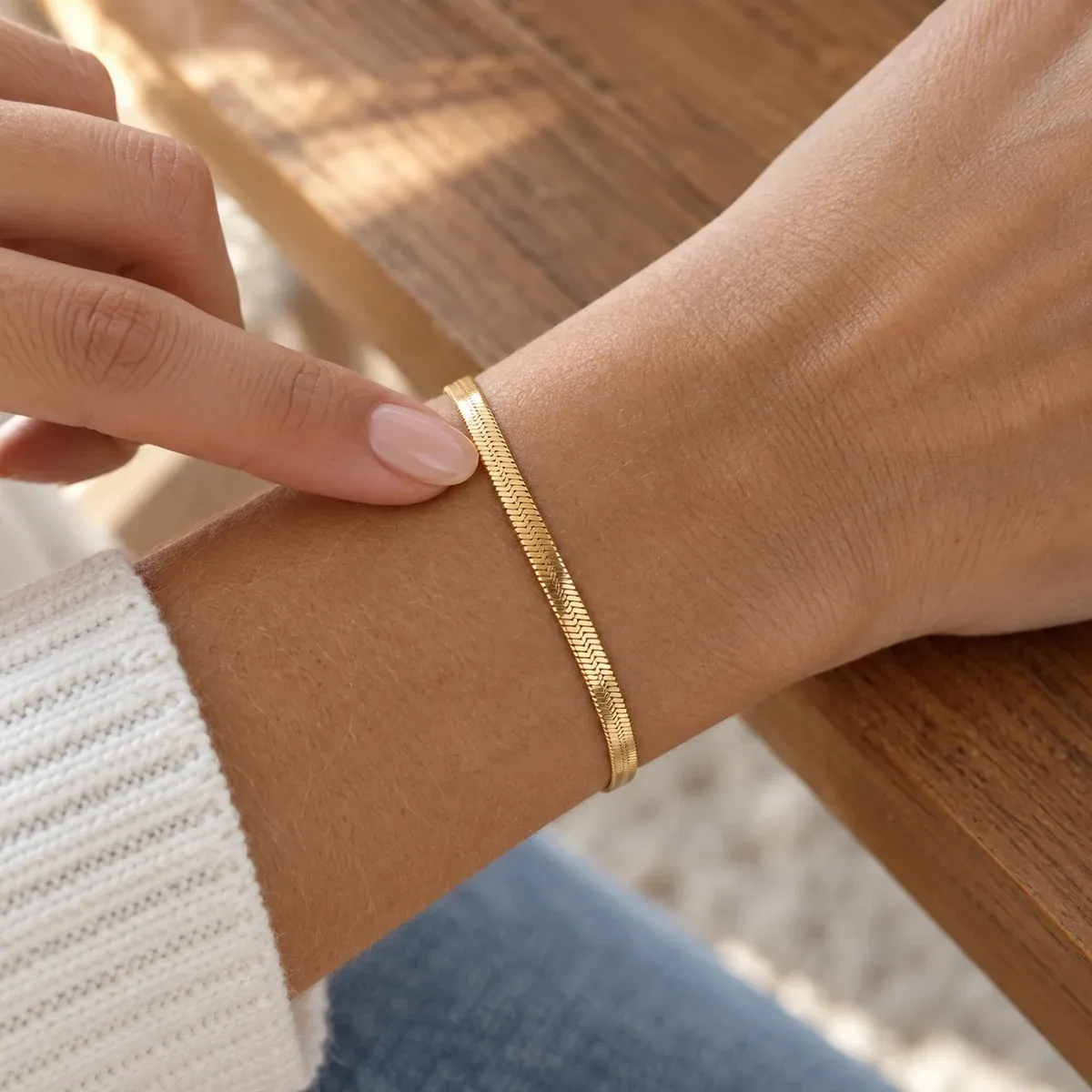 Kauai Herringbone Bracelet Gold - use view