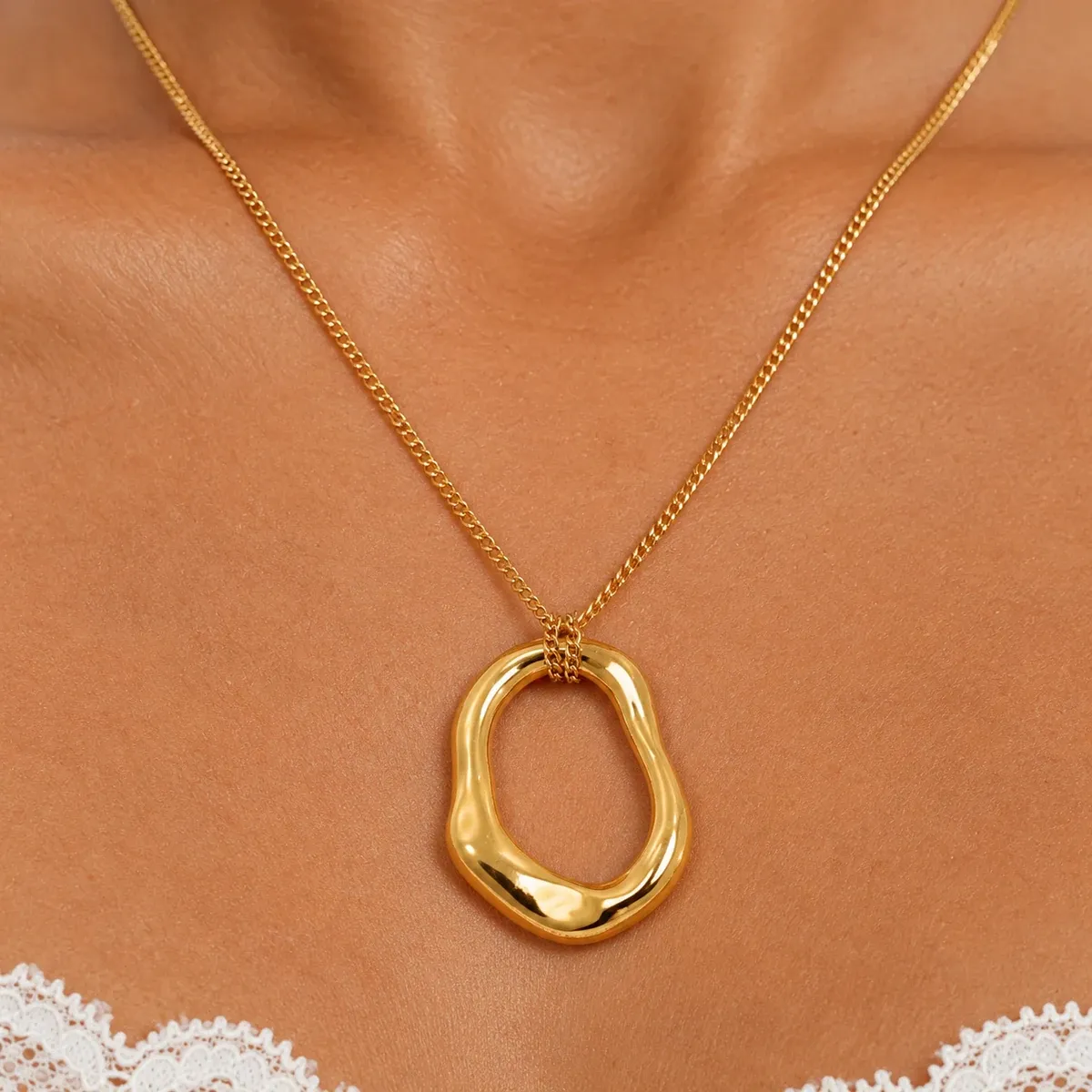 Solstice Necklace Gold - detail view