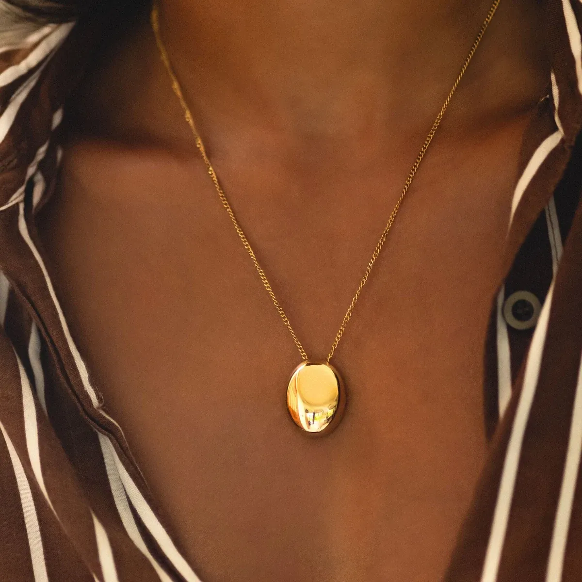 Pebble Necklace Gold - lead view