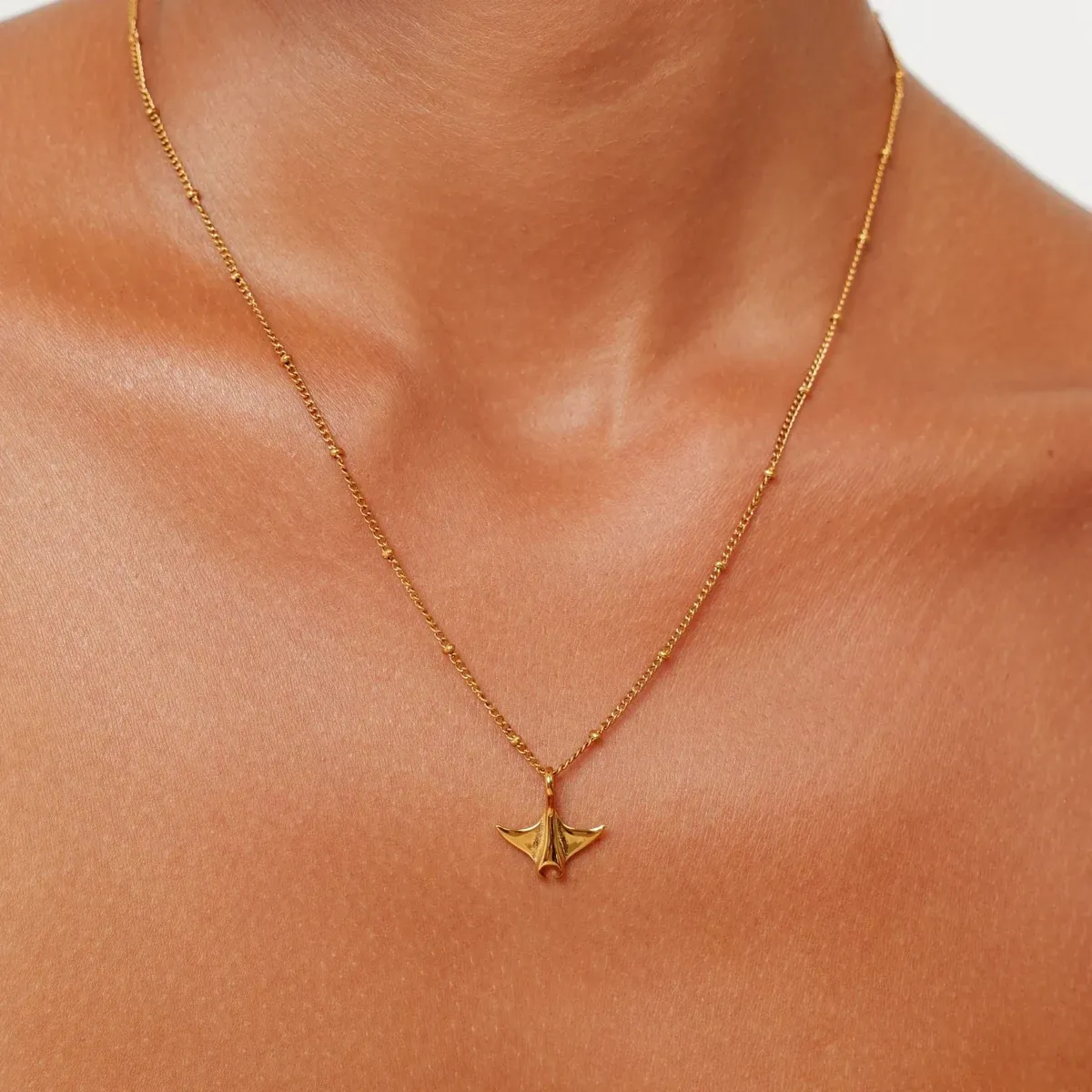 Manta Necklace Gold - lead view