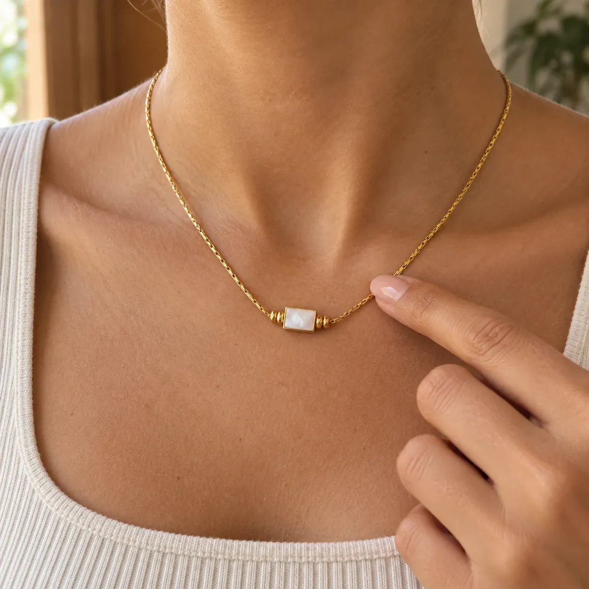 Lune Necklace Gold - use view