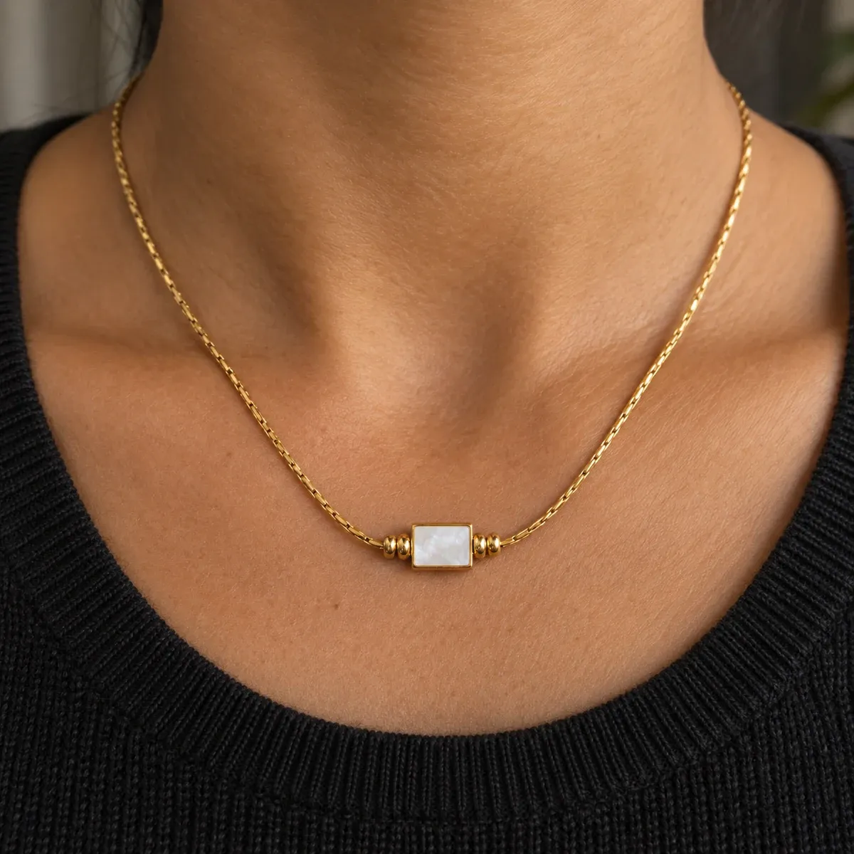 Lune Necklace Gold - detail view