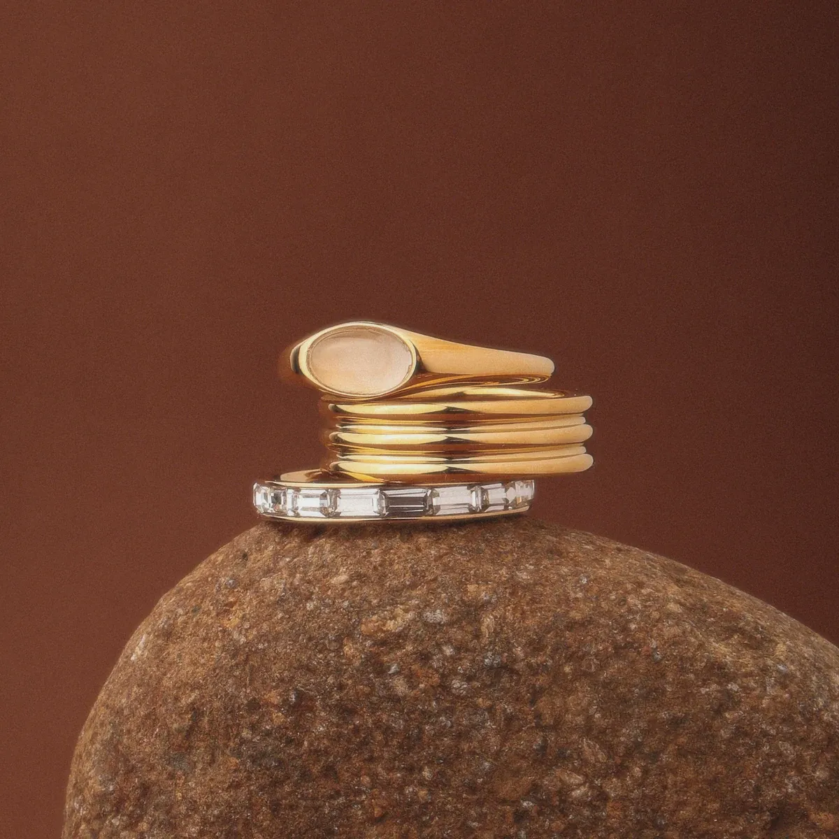 Moonstone Ring Gold - use view