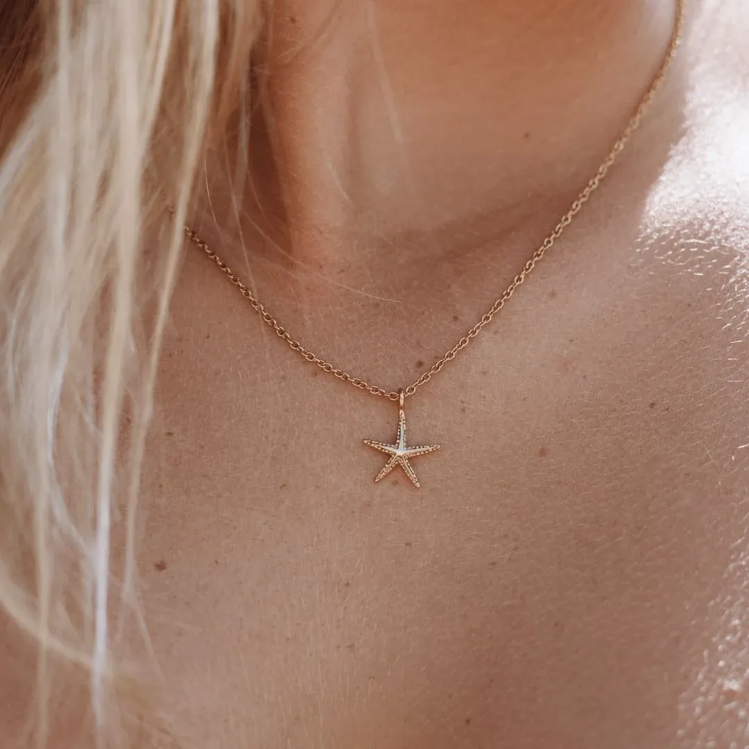 Starfish Necklace Gold - use view
