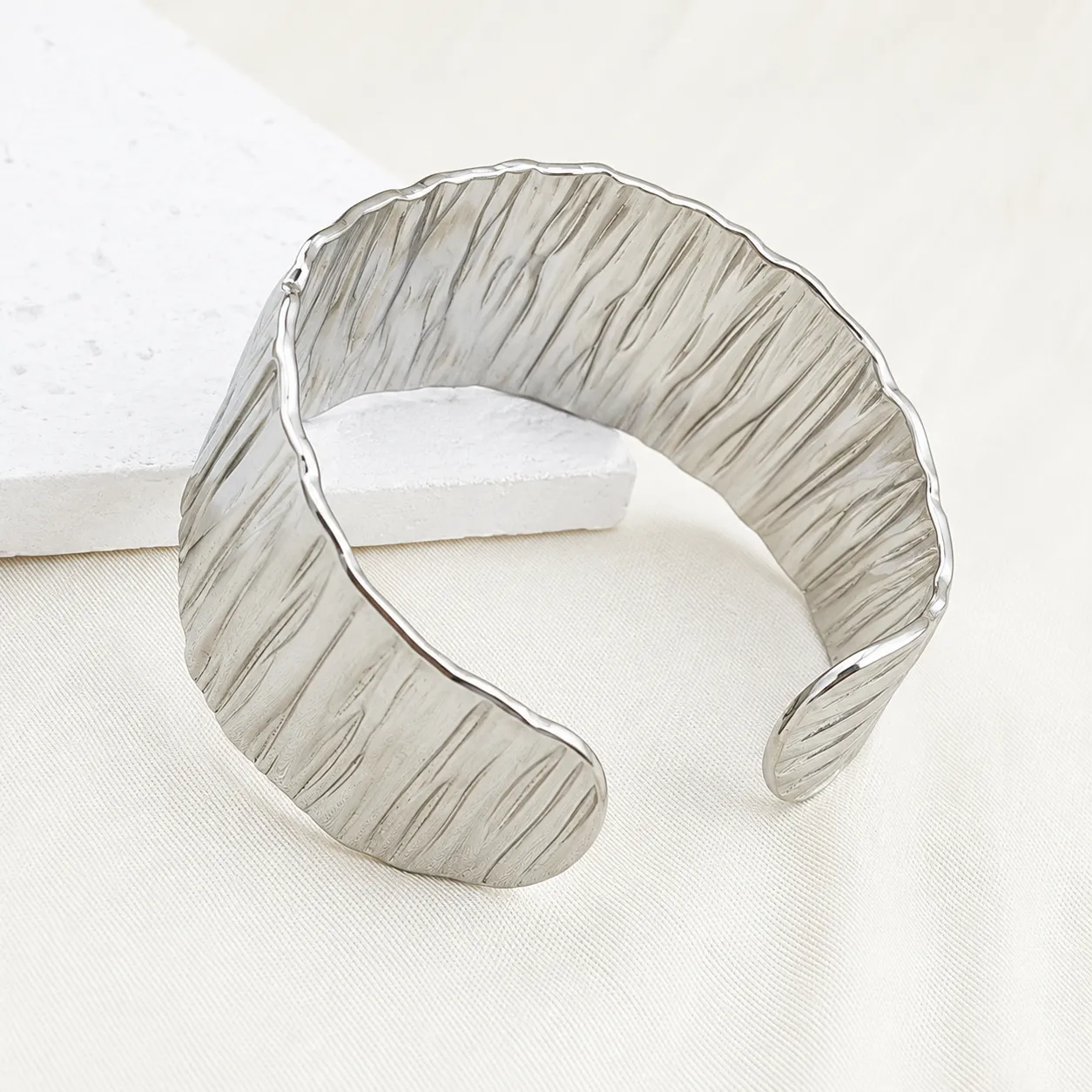 Open gap and inner rippled face of the cuff