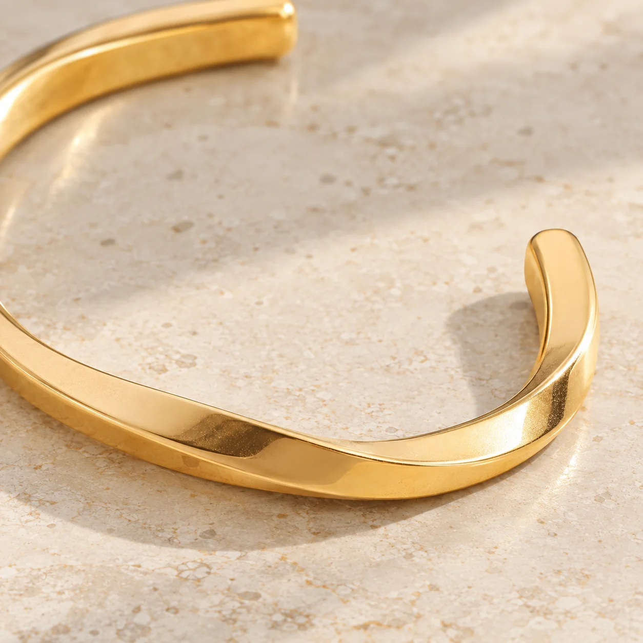 Yagx open twisted stainless steel cuff: detail view