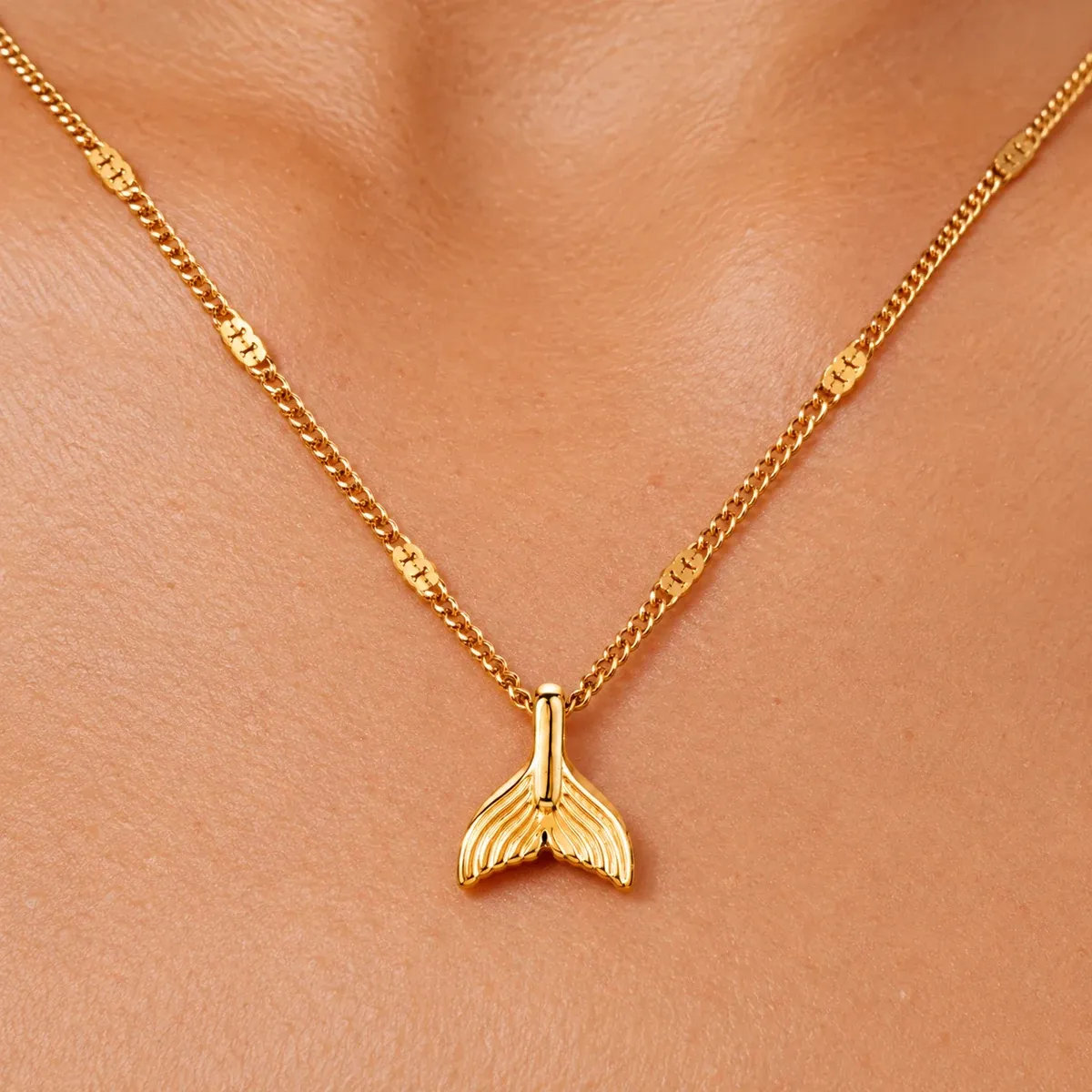 Mermaid Necklace Gold - detail view