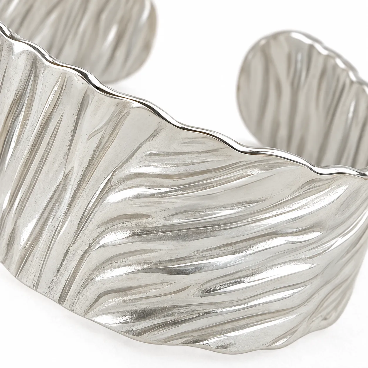 Close view of the ripple texture and rounded edge