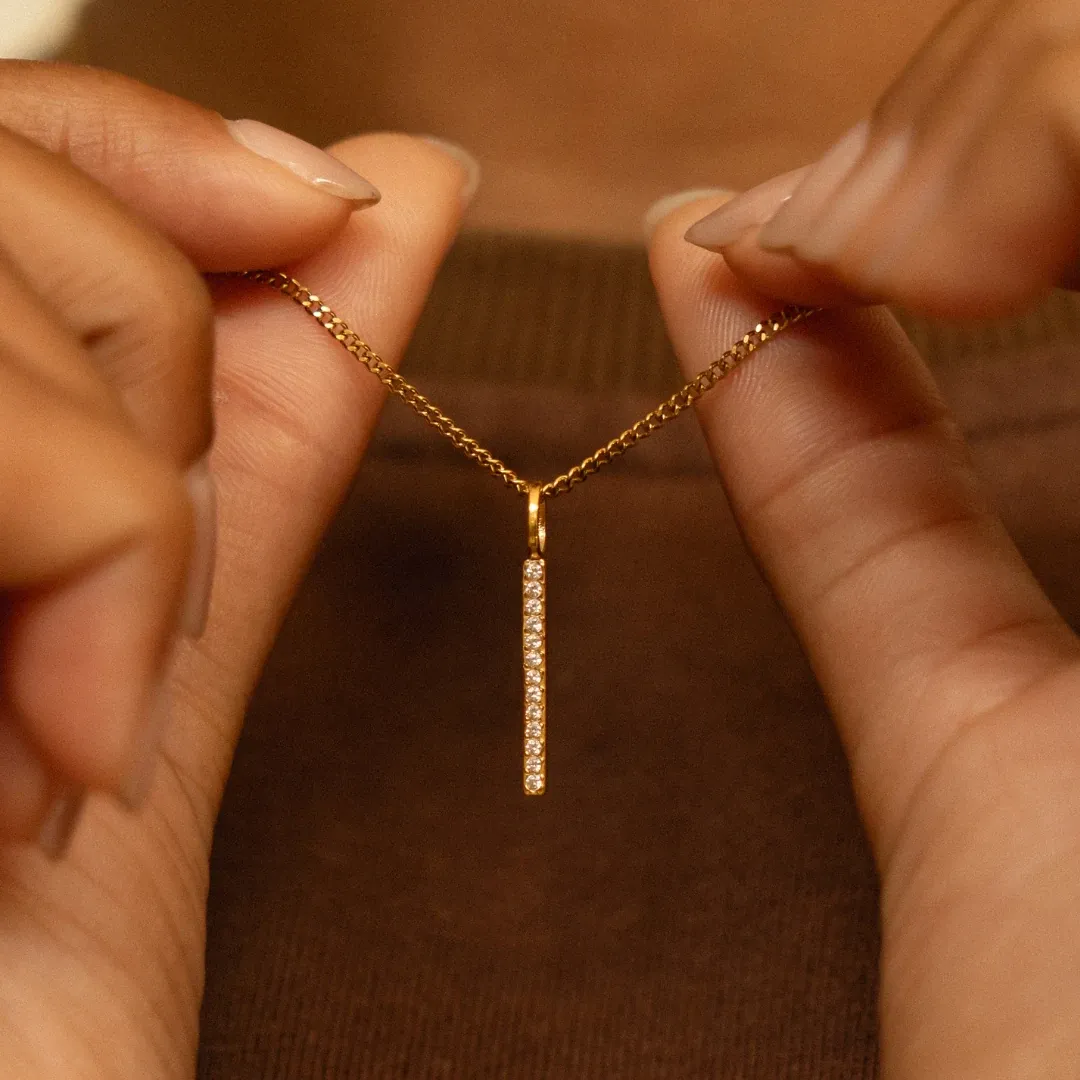Sparkling Bar Necklace Gold - use view
