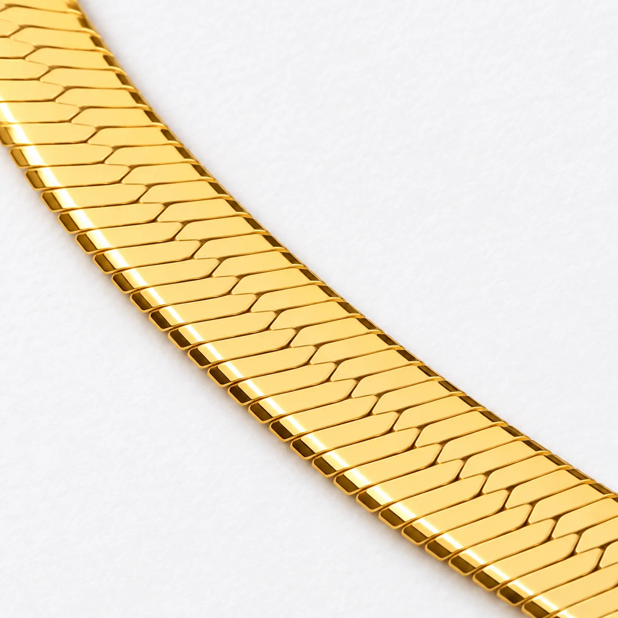 Interlocking flat herringbone links in close view