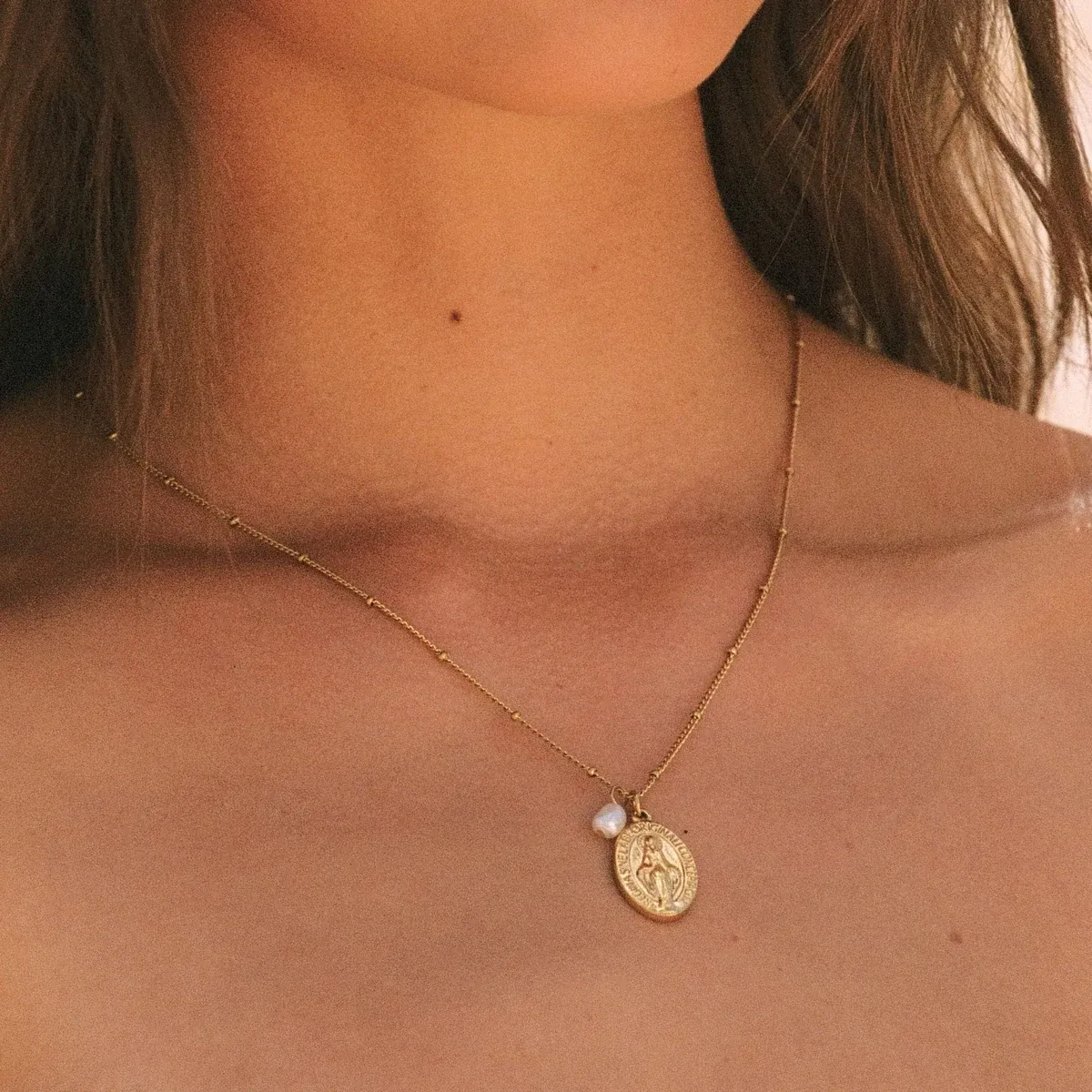 Faith Necklace Gold - use view