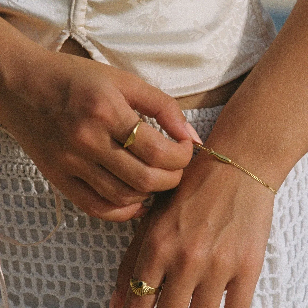Fish Bracelet Gold - detail view