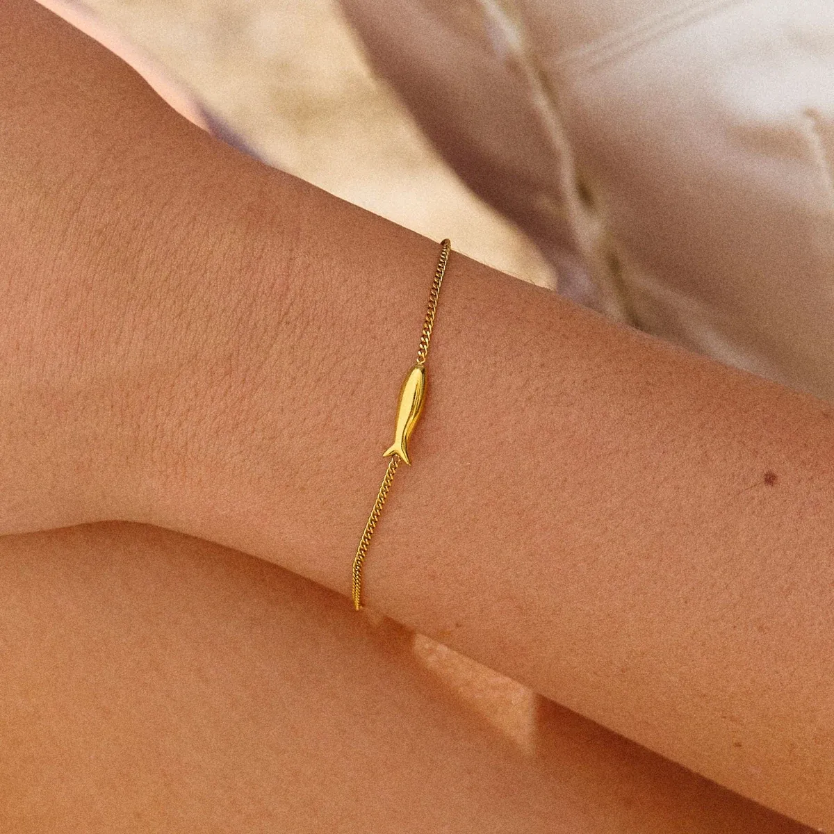 Fish Bracelet Gold - lead view