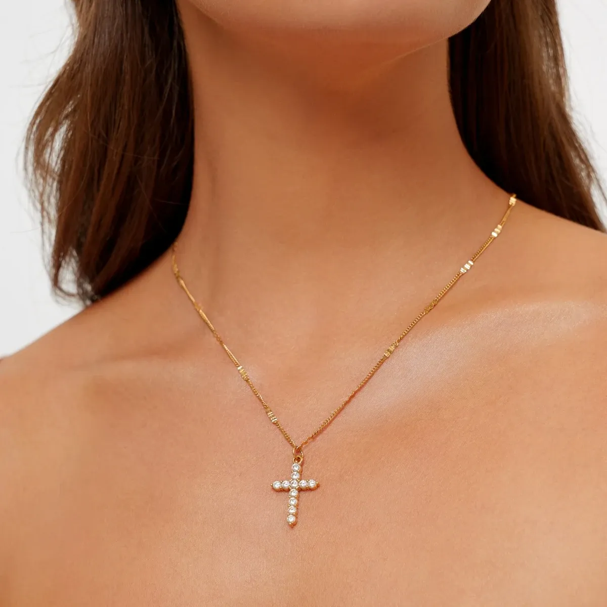 Sparkling Cross Necklace Gold - use view