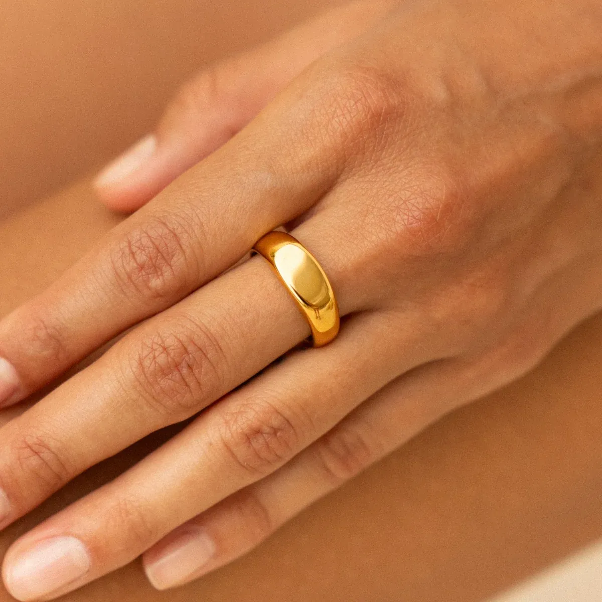 Everyday Signet Ring Gold · US 4 lead view