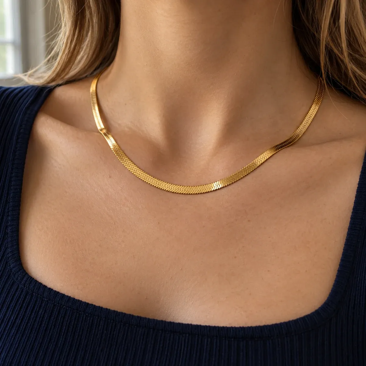 Kauai Herringbone Choker Gold - use view