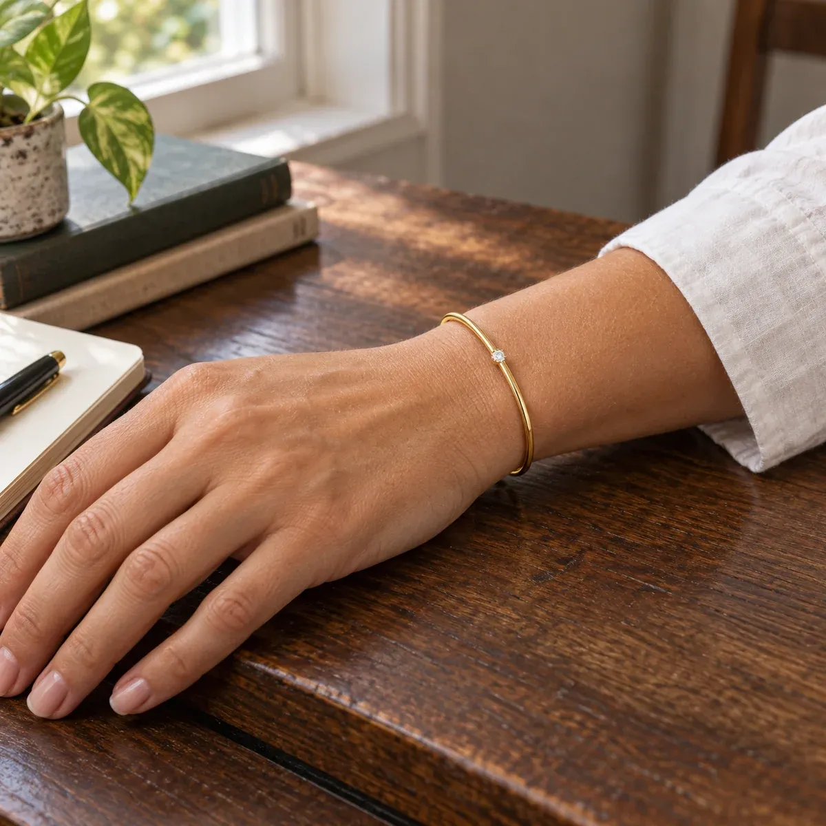 Thin Solar Cuff Gold/White - use