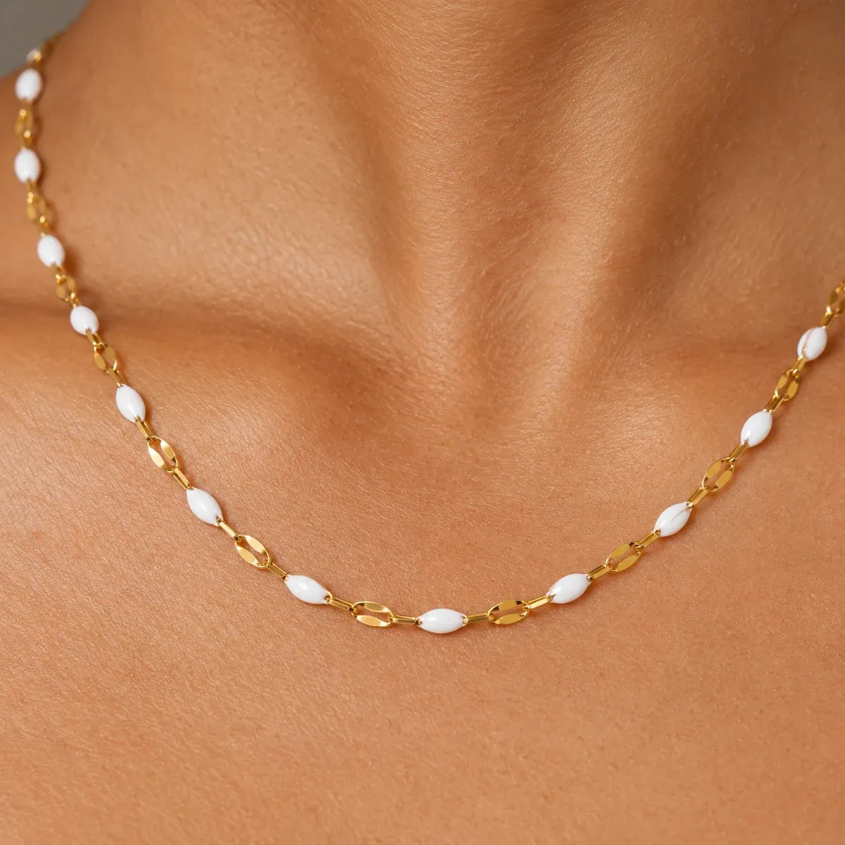 White Dainty Choker Gold - detail view