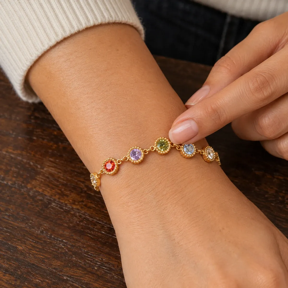 Capri Bracelet Gold - use view
