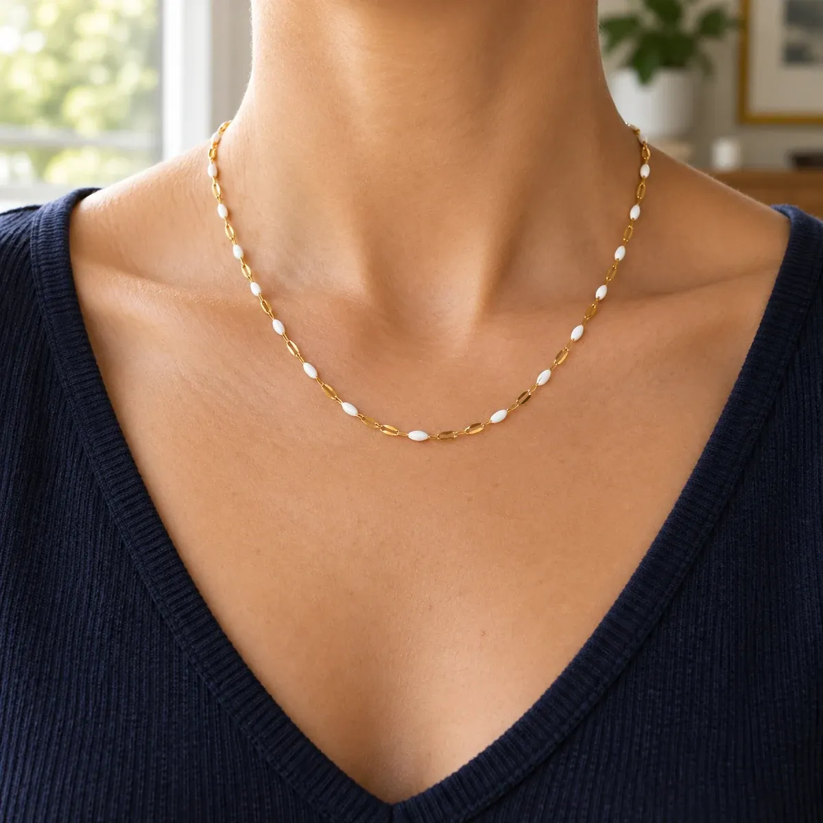 White Dainty Choker Gold - use view