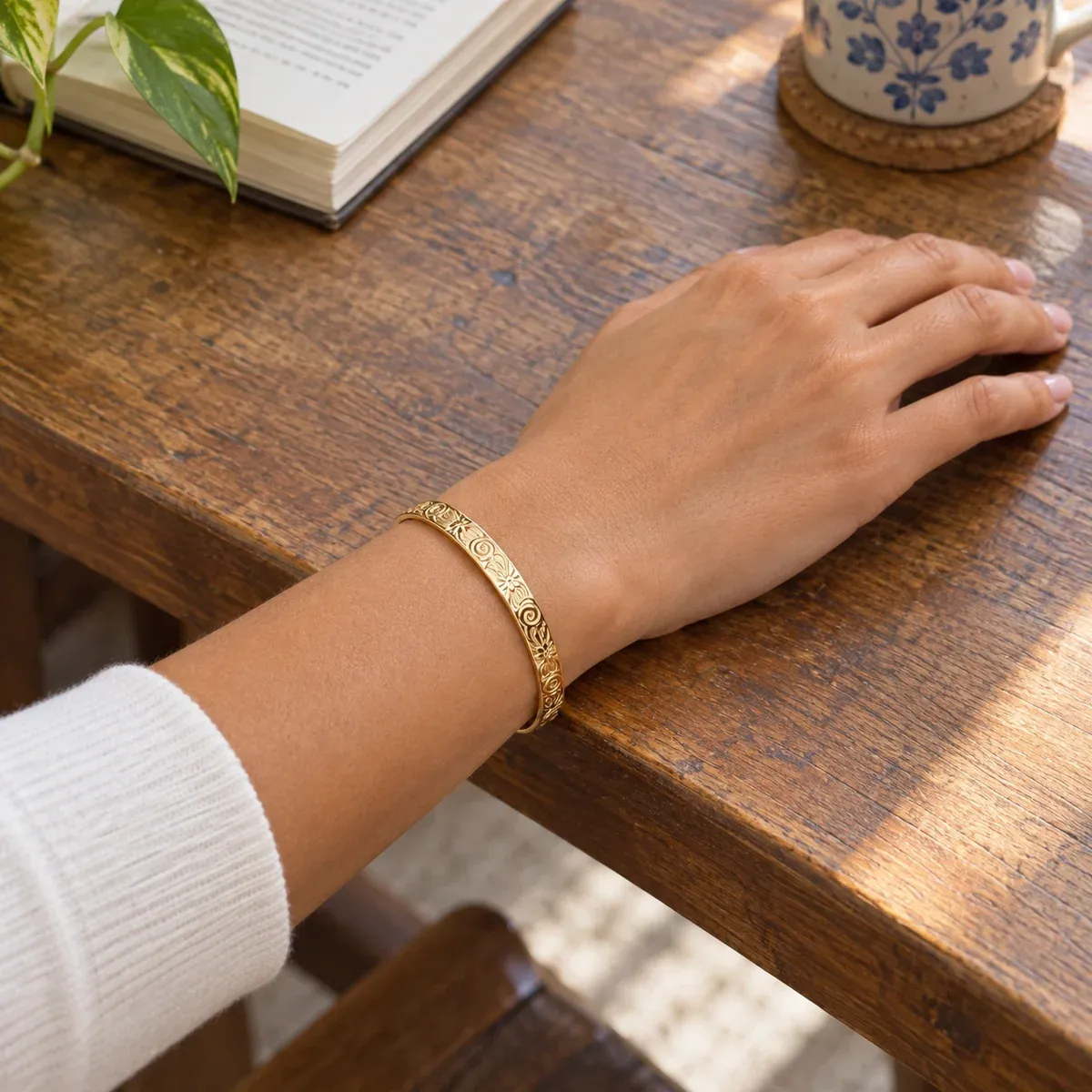 Flora Cuff Gold - use