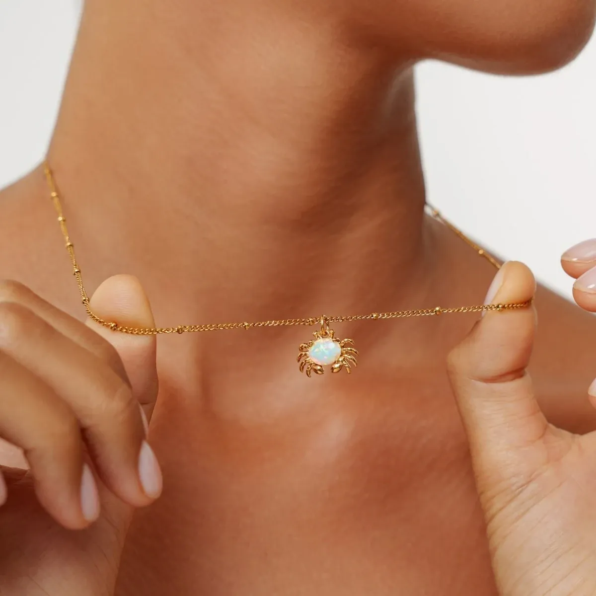 Crab Necklace Gold - use view