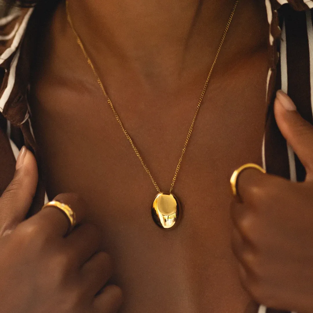 Pebble Necklace Gold - use view