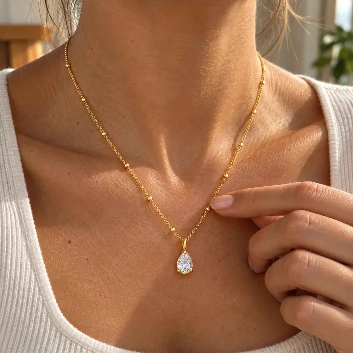 Astra Necklace Gold - use view