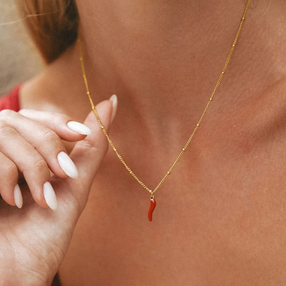 Chilli Necklace Gold - use view