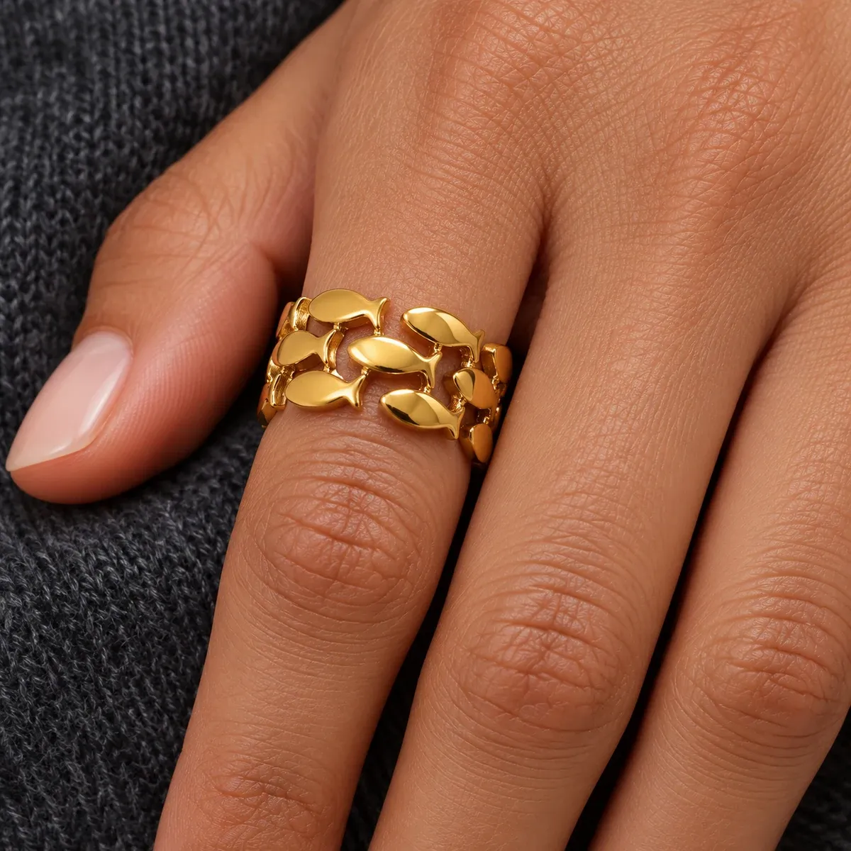 Fish Ring Gold - detail view