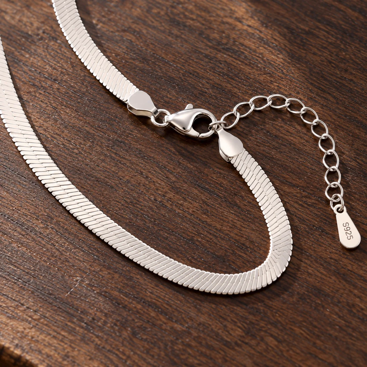 Gilded Herringbone in White gold: construction detail