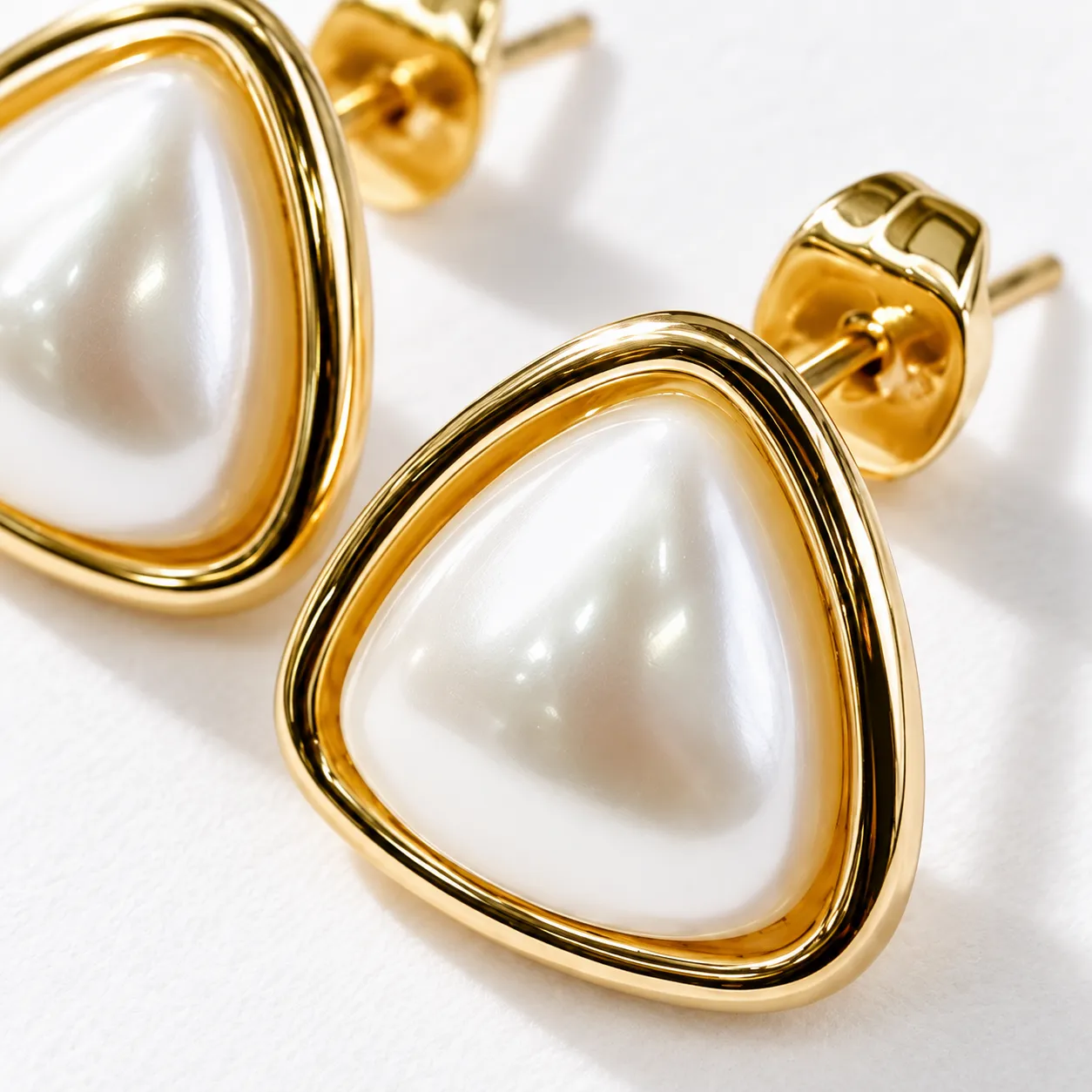 Close view of the imitation pearl and double gold-tone rim