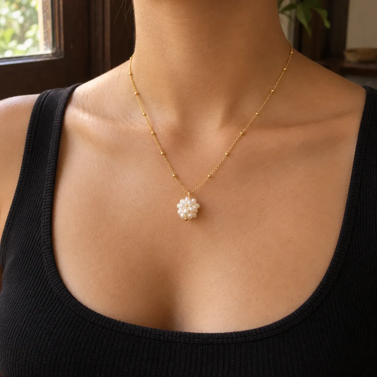 Tiny Pearls Necklace Gold - use view