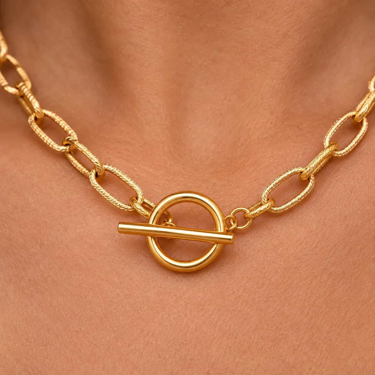 Paperclip Toggle Choker Gold - detail view