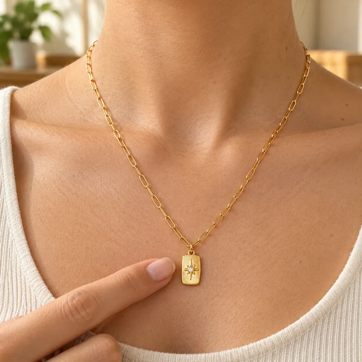 North Star Necklace Gold - use view