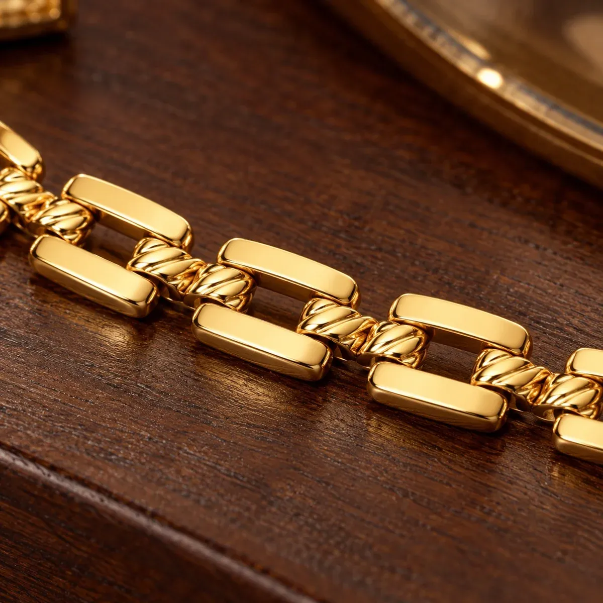 Link Bracelet Gold - detail