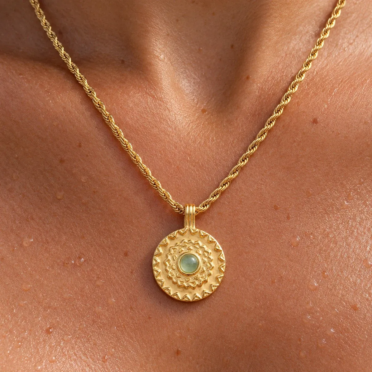 Inca Sun Necklace Gold - detail view