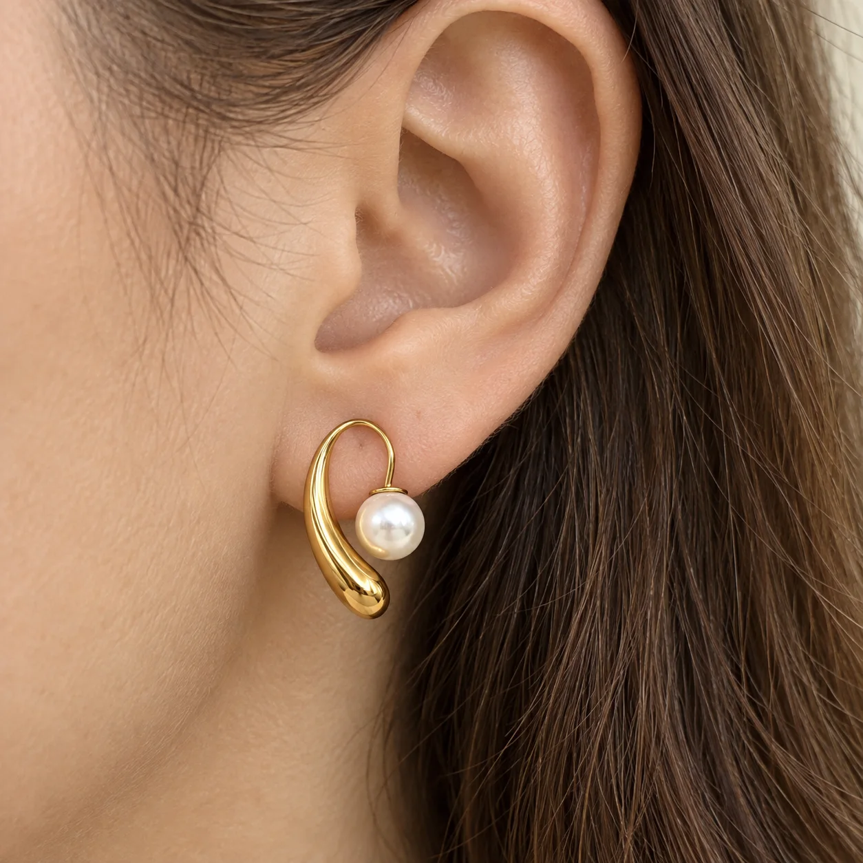 Gold waterdrop shape imitation-pearl earrings: use view