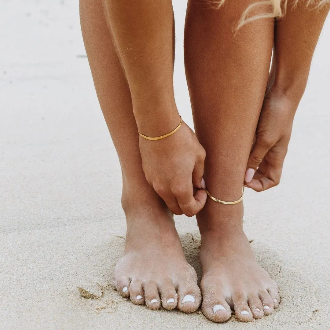 Kauai Herringbone Anklet Gold - use view