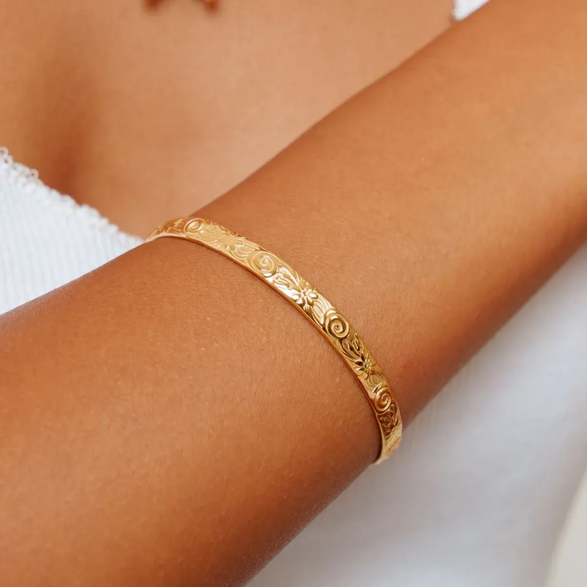 Flora Cuff Gold - detail