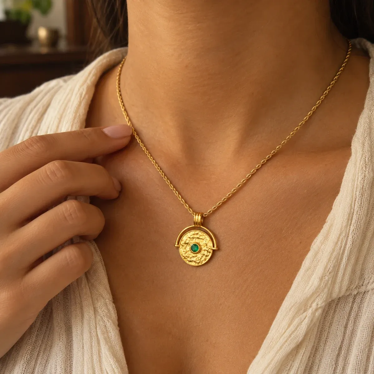 Gaia Necklace Gold - use view